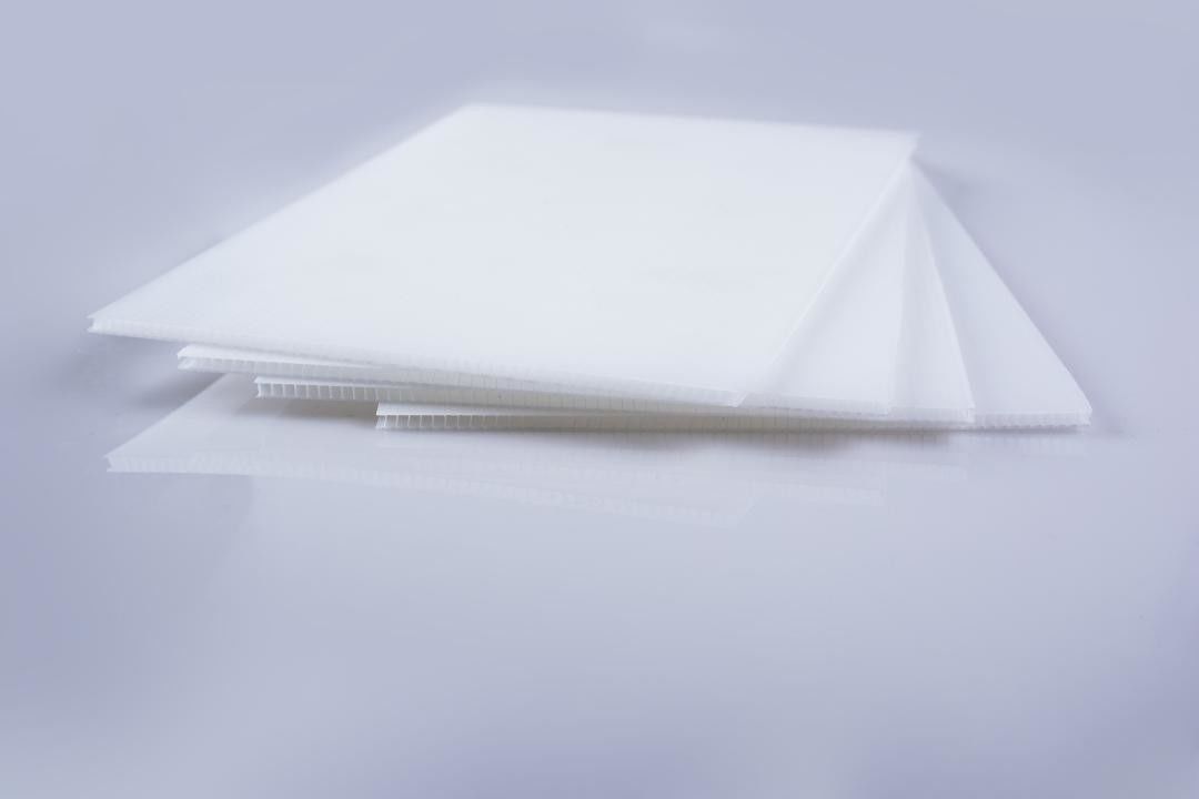 White Plastic Corrugated Plastic Sheets 4x8 Shakeproof PP Hollow Corrugated Plastic Board
